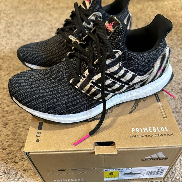 NIB Adidas Zebra  ULTRABOOST Size 6 - Picture 7 of 7